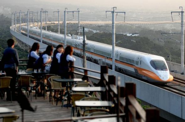 電氣化火車將取代蒸汽火車（圖片提供：Sam Yeh, AFP/Getty Images）